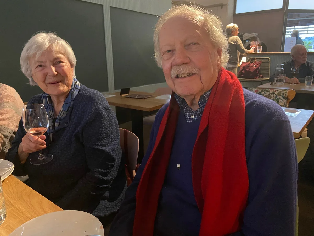 Ein älterer Herr und seine Frau sitzen im Bistro am Gleis.